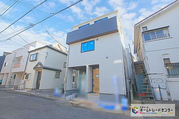 【前面道路含む現地写真】スーパー・コンビニ・ドラッグストア・郵便局など、徒歩６分圏内に生活利便施設がしっかり揃います♪