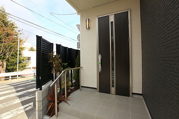 【カラーモニターインターホン】録画機能もあり、どのような人が何時に来訪されたのかが分かります。防犯上はもちろん、お届け物などの把握にも便利です。ライトが付いているので、夜間でも安心です。

