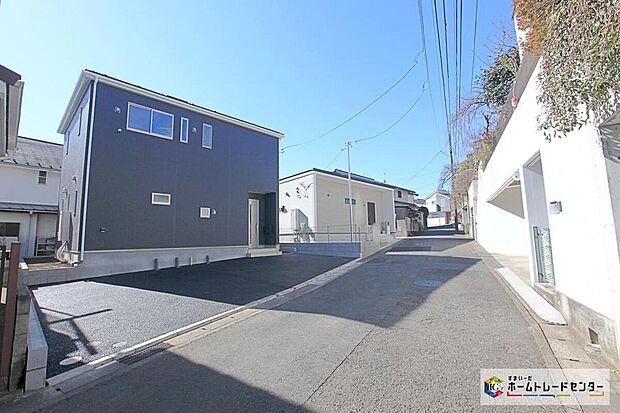 【前面道路含む現地写真】敷地面積４４坪、カースペース1台分＆庭スペースございます♪リビング広々１８．７帖、ゆったり過ごせる４LDKプランです！
現地をご覧いただきながら、住まいの夢をお聞かせください♪