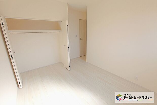 【収納】各居室に収納を完備しております。収納が豊富な住宅は居室空間がしっかりと使えるので暮らしやすさが断然に上がります。荷物をを気にすることなく家具の配置をお好み通りにできるのも大きな魅力です。
