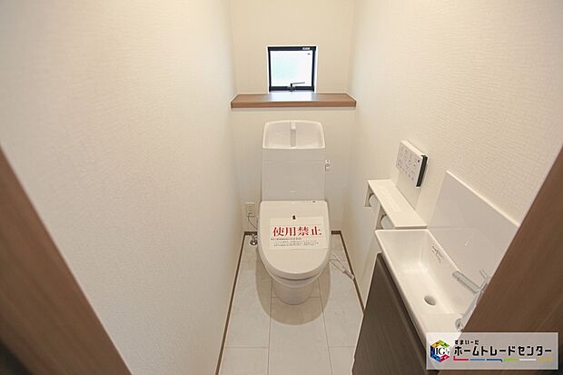 【トイレ】窓付きのトイレスペース。陽射し差し込む明るい空間となっております。また、換気環境も良好です♪