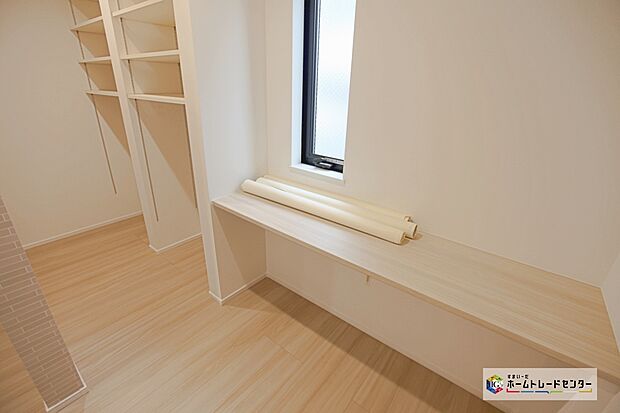 【C号棟パントリー】広いパントリーにはカウンターもございます☆パソコンを置いて作業スペースとしても活躍する