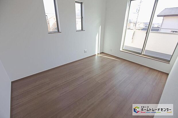 【リビング以外の居室】2部屋からベランダへ出入りづることができます☆洗濯物を干す際には便利です☆