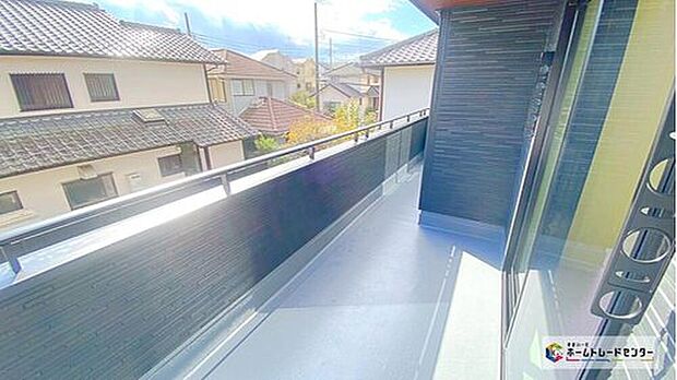 【バルコニー】2部屋に渡りバルコニーを設置いたしました♪心地よい陽射しや暖かな風を楽しむことが出来ます♪晴れた日にはたっぷりの洗濯物や布団を干せます！

