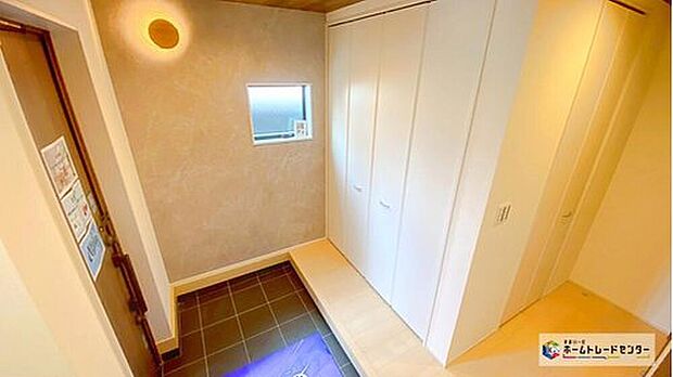 【玄関】家の中でお客様を迎える最初の場所である玄関は、家の印象そのものです！豊富な玄関収納で、常に綺麗に保つことが出来ます♪

