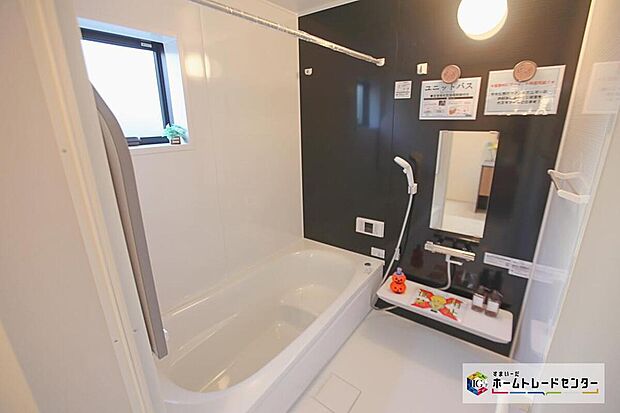 【乾燥機付きバスルーム】窓付きバスルームは、採光もあり、明るく落ち着いた雰囲気のゆったり寛げる空間!日中の入浴も気持ちよくお使い頂けます♪窓があることで、換気環境も良好!掃除もスムーズに出来ます