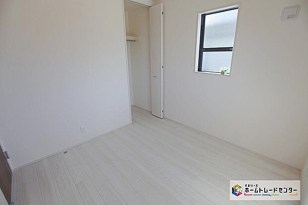 【リビング以外の居室】穏やかな光が差し込む室内には、穏やかな時間が流れます。休日には、落ち着いた空間で自分の趣味を楽しむのはいかがですか。