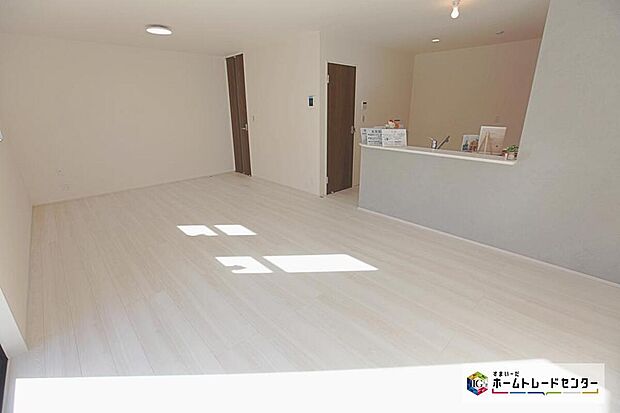 【リビング】20帖、広々とした開放感あふれるリビングです。ゆったり寛げる充分な広さがございますので、ご家族でインテリアのレイアウトを考えるのも楽しみになりそうです。