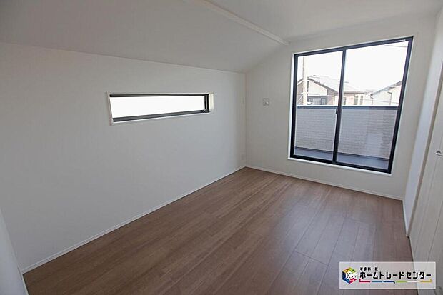 【洋室】2面採光を確保した明るい室内は、風通しも良く、大変居心地の良い空間となっております。爽やかな風を感じて起きる朝は、快適生活の始まりに!