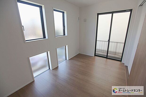 【Low-e複層ガラス】ペアガラスに挟まれた中空層のどちらか一方のガラス面にコーティングしたガラス。通常のペアガラスよりも断熱性に優れ、室内の居室などに採用。エアコンの費用を抑えています。