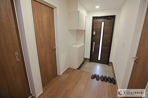 【TVモニター付きインターホン】訪問者が一目でわかるカラーモニターを採用したインターホン。お子様一人のお留守番も安心です♪