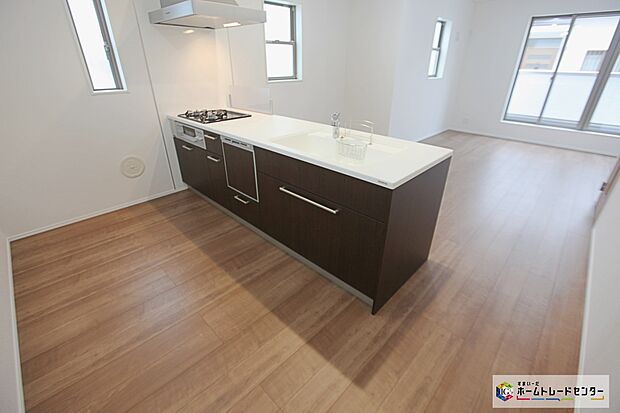 【システムキッチン】見栄えもよくお手入れもスムーズに出来ます。豊富な収納力もございますので、キッチンスペースをスッキリとお使い頂けそうです。