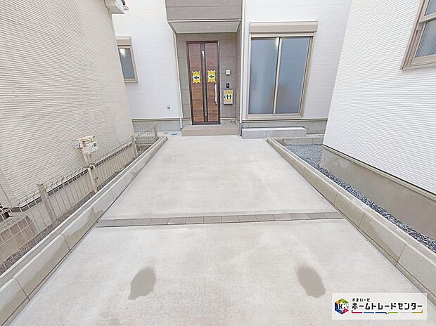 【駐車スペース】カースペースは嬉しいコンクリート仕上げとなっております。雨の日も足元を気にせず外出できます。自転車を置く際も快適です。