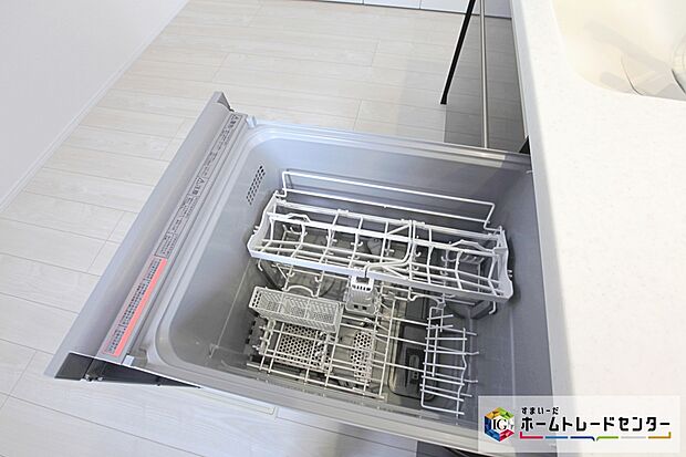 【☆基礎パッキン☆】基礎と土台を絶縁することで、腐朽菌や、シロアリの被害を未然に防ぎ、建物の耐久性や建材の持つ性能を十分に発揮させます。キソパッキンロングを通して、基礎全周から床下内へ自然の風を送り込みます。