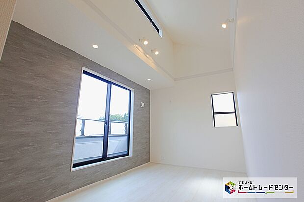 【洋室】寝室には吹抜けがございます☆
天井の高いお部屋は開放感があり、プライベートの時間もゆったりお寛ぎ頂けそうです。