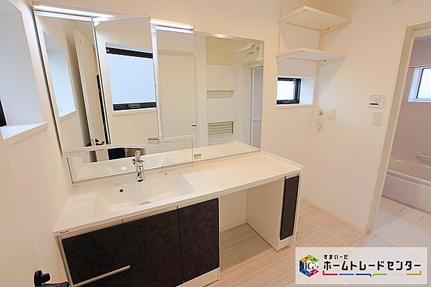 【洗面スペース】ワイドタイプの洗面台を採用したサニタリースペース！毎日使う場所だからこそ、清潔感のある快適空間です♪
毎日の身支度も気持ち良くお使い頂けます！