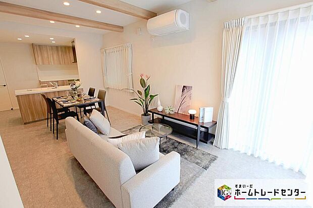 【リビング】16.42帖、広々とした開放感あふれるリビングです。ゆったり寛げる充分な広さがございますので、ご家族でインテリアのレイアウトを考えるのも楽しみになりそうです。