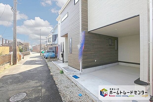 【ビルトインガレージ】台風の季節も大切な車を守ることができます。また雨が降っていても乗り降りを気にしなくてよい事や、買い物の荷物を取り込みやすさもメリットのひとつです♪