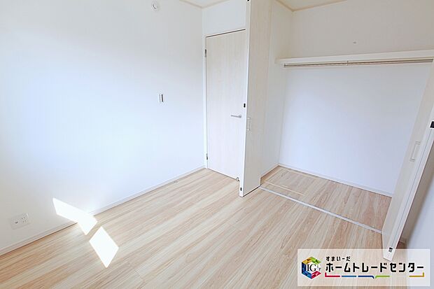 【全居室に収納】全居室に収納を完備しておりますので、居室の全空間を有効活用出来ます。自分好みのお部屋で、ゆったりお寛ぎ頂けます。