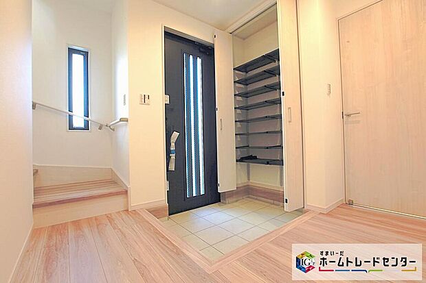 【玄関】大容量の玄関収納を採用。2方向からで出入りできるので、玄関渋滞がおきず便利です☆