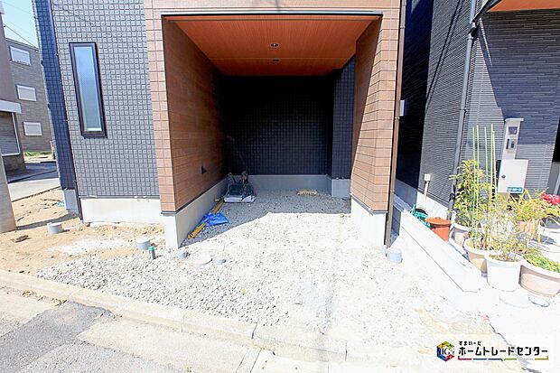 【ビルトインガレージ】台風の季節も大切な車を守ることができます。また雨が降っていても乗り降りを気にしなくてよい事や、買い物の荷物を取り込みやすさもメリットのひとつです♪

