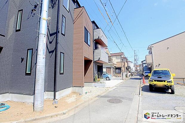【前面道路含む現地写真】ドラックストア、コンビニ、郵便局、スーパーが500ｍ圏内です♪