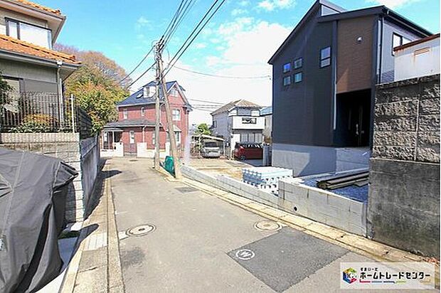 【前面道路含む現地写真】敷地５８坪！カースペース並列２台分＆お庭スペースもございます♪
リビング広々２０帖！収納たっぷり、ゆとりの４LDKプランです☆