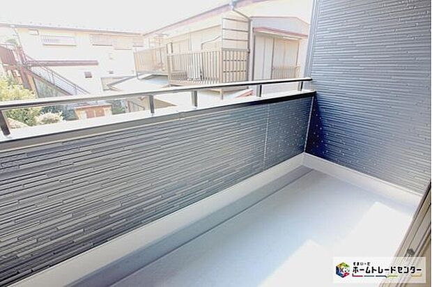 【バルコニー　】広々としたバルコニーを設置いたしました♪心地よい陽射しや暖かな風を楽しむことが出来ます♪晴れた日にはたっぷりの洗濯物や布団を干せます！