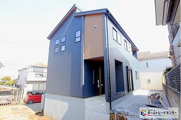 【庭】陽光たっぷり降りそそぐお庭を備えた理想のお住まいです。お子様の遊び場や趣味のガーデニングなど、ライフスタイルに合わせていろいろとお楽しみ頂けそうです。