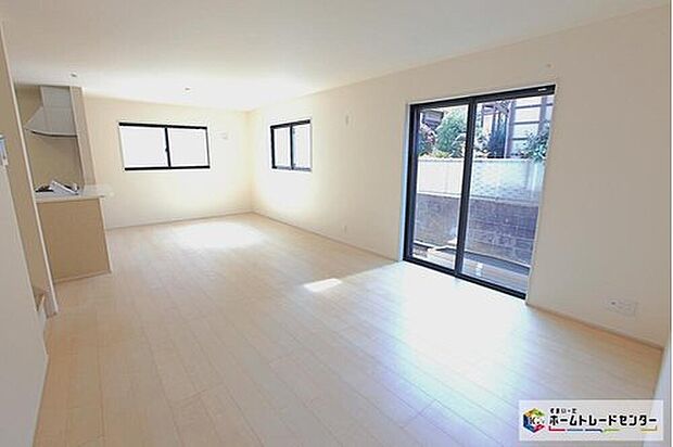 【☆　リビング　☆】リビングにはたくさんの窓を設置しました♪各方向から光が差し込みます！