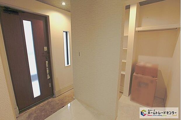 【☆　玄関スペース　☆】家の中でお客様を迎える最初の場所である玄関は、家の印象そのものです！豊富な玄関収納で、常に綺麗に保つことが出来ます♪