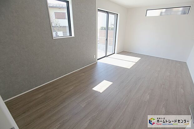 【リビング　】16帖の開放感のあるリビング☆あたたかい日差しがリビングを包みます☆家族みんなが集まる空間になりそうです☆