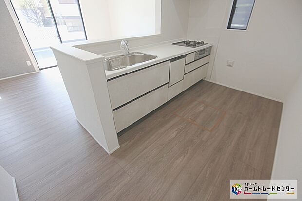 【システムキッチン】見栄えもよくお手入れもスムーズに出来ます。豊富な収納力もございますので、キッチンスペースをスッキリとお使い頂けそうです。