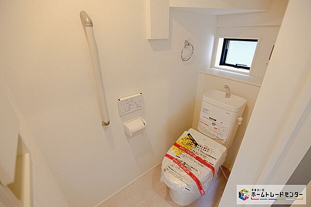 【トイレスペース】トイレスペースが１・２階にございますので、朝の混雑時に家族が分散して使用できます。またゲスト用・家族用と分けることも出来ますよ。
