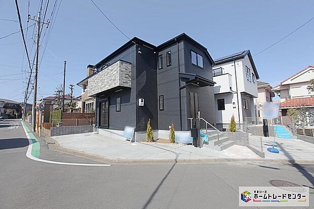 【前面道路含む現地写真】６～６．５ｍ幅の前面道路に面し、開放感溢れる角地です！
コンビニ・「まいばすけっと」・幼稚園・保育園・小中学校・公園が徒歩１０分圏内に揃う、暮らしやすい住環境です♪