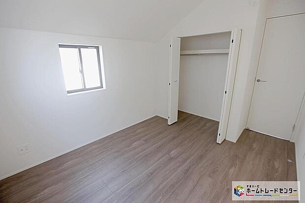 【リビング以外の居室】ゆとりの広さのプライベートルームには、収納充実のクローゼットが。男の子なら趣味やスポーツ用品を、女の子なら洋服やアクセサリーを。お子様に嬉しいお部屋です。