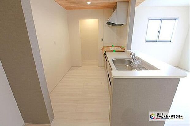 【キッチン】人工大理石トップのシステムキッチン。見栄えもよくお手入れもスムーズに出来ます。豊富な収納力もございますので、キッチンスペースをスッキリとお使い頂けそうです。