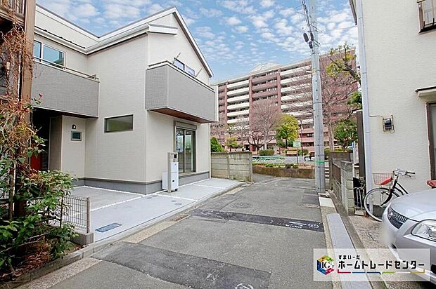 【前面道路含む現地写真】穏やかな雰囲気漂う街並み、暮らしやすい住環境が魅力です！
すぐ近くに公園があるので、お子様の遊び場には困りません☆