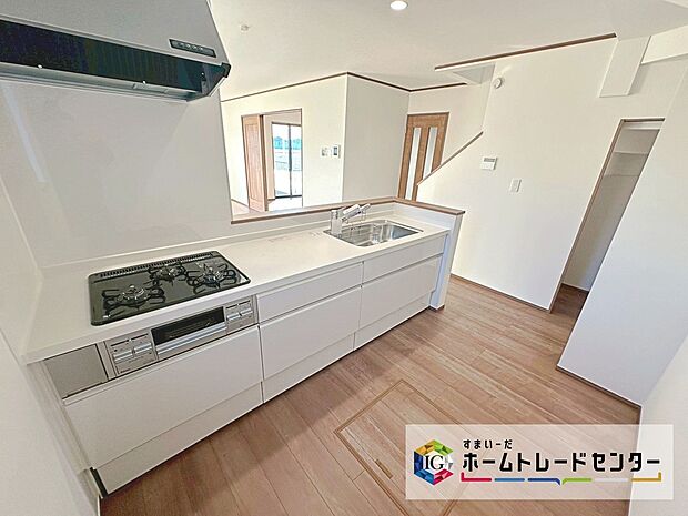 【キッチン横収納】キッチン横には収納がございます☆ミネラルウォーターや調味料などの置き場所に最適♪買いだめもできて便利です☆