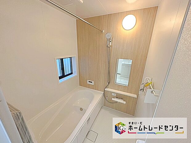 【1坪タイプのシステムバス】もちろん追い焚き保温もできます。大型保温浴槽。
カラリと乾く、水はけの良い浴室床。お掃除も楽々!