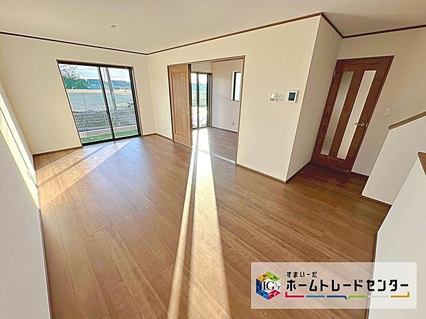 【リビング】☆ 床暖房付きリビング ☆
広々としたLDKに、自分好みのインテリアでレイアウト。季節ごとに模様替えなども、楽しみの一つとなりそうです。