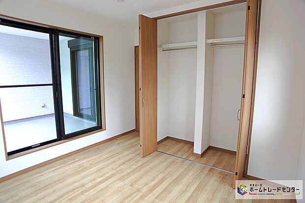【洋室】全居室に収納を完備しておりますので、いつでもお部屋をすっきりとお使い頂けそうです。自分好みのインテリアやレイアウトを考えるのも楽しみです♪