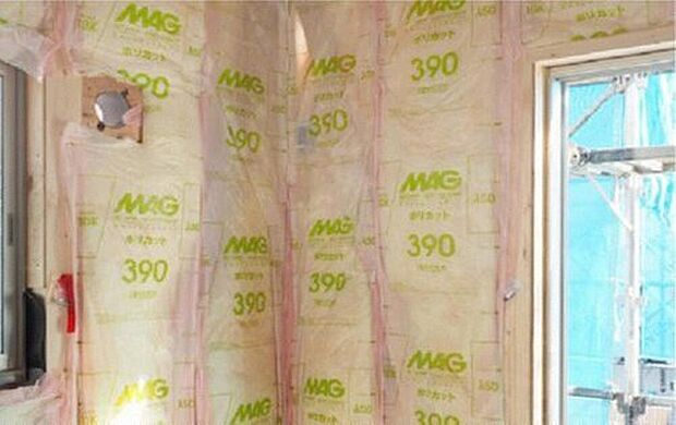 【【グラスウール断熱材】】壁・天井に厚さ100ｍｍのグラスウール断熱材を採用。グラスウールは不燃材料のガラスを主原料としており、ガラス繊維の間に大量の静止空気を含んでいるため高い断熱性能を発揮します。また、他の素材に比べて延焼防止・有毒なガスの発生を抑えてくれます。耐久性にも優れており、経年劣化がなく長時間性能を維持します。