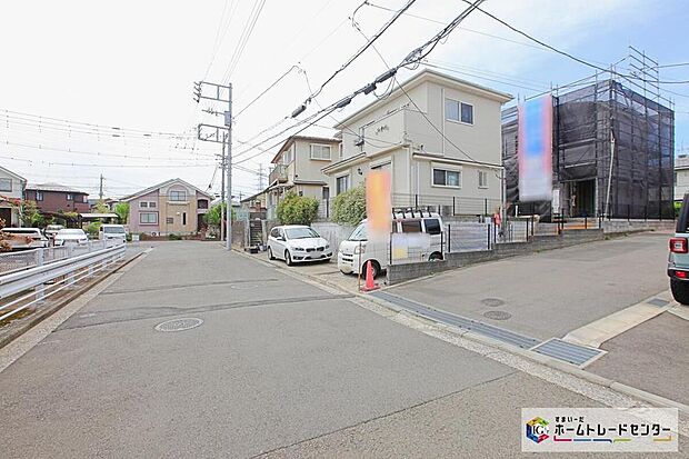【前面道路含む現地写真】閑静な住宅街に立地します☆前面道路は開放感溢れる6m幅、陽当り・通風良好です♪