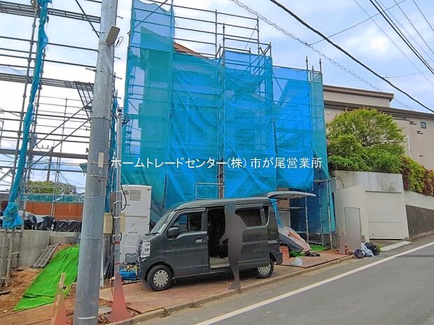 【現地外観写真】敷地面積４０坪超、カースペース並列２台可（A号棟は車種によります。）
リビング２０帖超☆全居室に収納完備、ご家族でゆったり過ごせる４LDKプランです☆