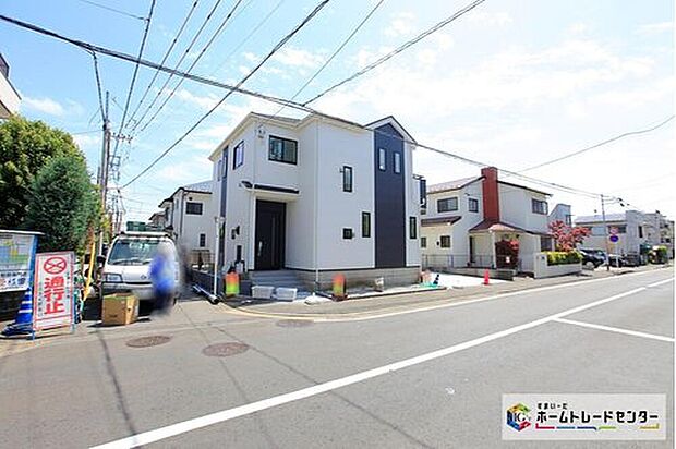 【前面道路含む現地写真】各棟、敷地形状を最大限活かしたプランニングで２家族が心地よく暮らせる住まいをお届けします☆