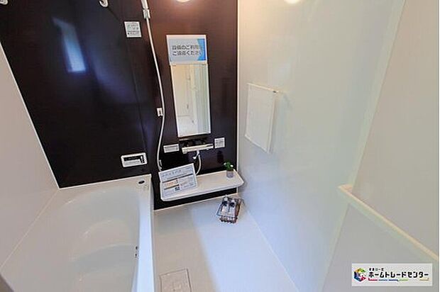 【☆　バスルーム　☆】窓付きバスルームは、採光もあり、明るく落ち着いた雰囲気のゆったり寛げる空間！日中の入浴も気持ちよくお使い頂けます♪窓があることで、換気環境も良好！掃除もスムーズに出来ます♪