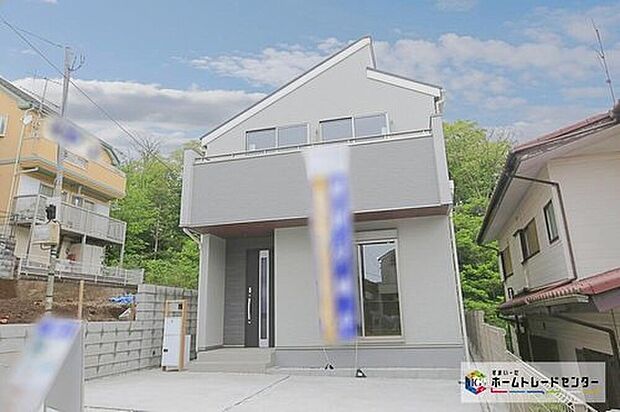 【現地外観写真】グレーのアクセントカラーがぱっと目をひくシンプルシックでおしゃれな外観。