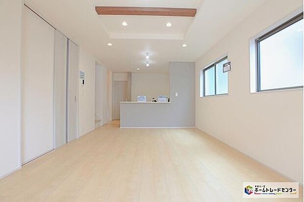 【☆　リビング　☆】採光良好なリビングは、ご家族の憩いの空間。居心地の良い快適な安らぎの場所にもなりそうです。