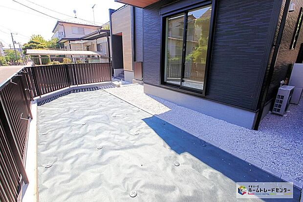 【庭スペース】陽光たっぷり降りそそぐお庭を備えた理想のお住まいです。お子様の遊び場や趣味のガーデニングなど、ライフスタイルに合わせていろいろとお楽しみ頂けそうです。